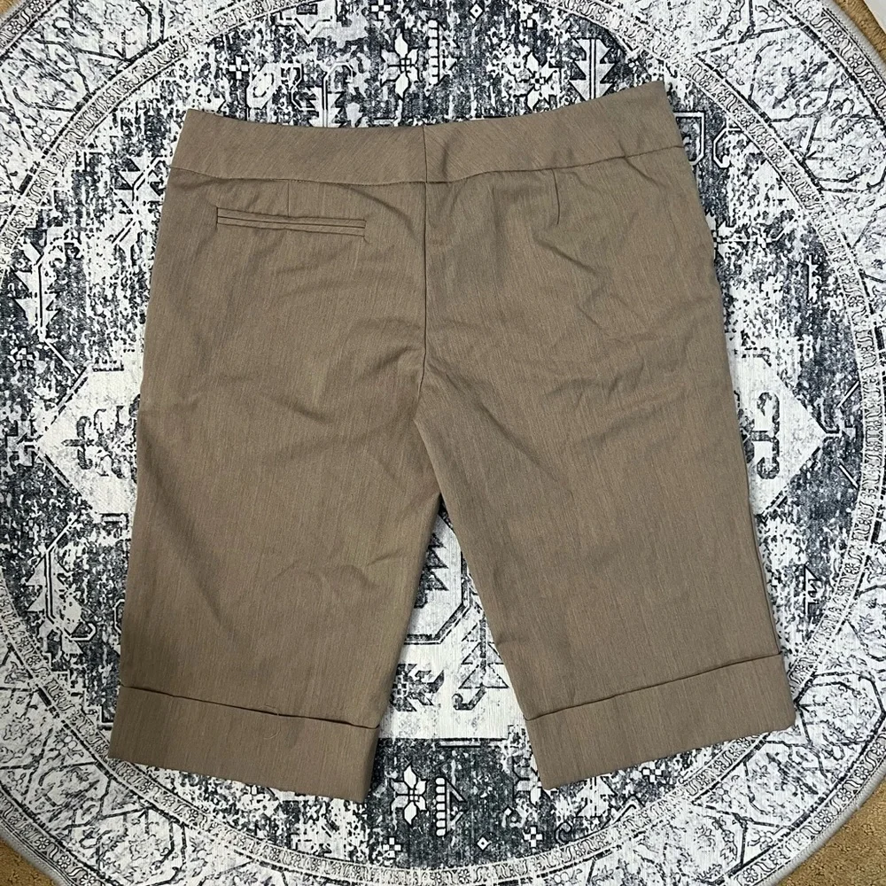 Vintage Y2K Forever 21 Khaki Bermuda Shorts - Size S